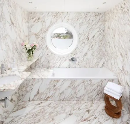Boat Luxe Villa *